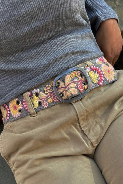 Heather Gray Floral Belt – Red Door Boutique display picture 2
